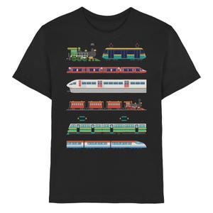 Könnte beinhalten: Schwarzes T-Shirt mit einer bunten Illustration verschiedener Zugtypen. Die Grafik zeigt eine grüne Dampflok, einen gelb-blauen Elektrozug und mehrere moderne Personenzüge in Rot, Weiß und Blau.