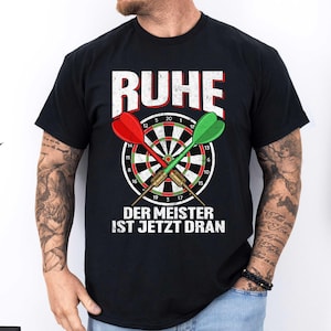 Tyst, mästaren är uppe nu! | Dartspelare-T-shirt | Perfekt för dartfans | Darttavladesign | Presentidé för dartentusiaster | Gåva