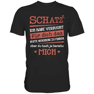 Könnte beinhalten: Schwarzes T-Shirt mit rotem Text, der "SCHATZ ICH HABE VERSUCHT für dich das BESTE GESCHENK ZU FINDEN. Aber du hast ja bereits • MICH •" lautet.