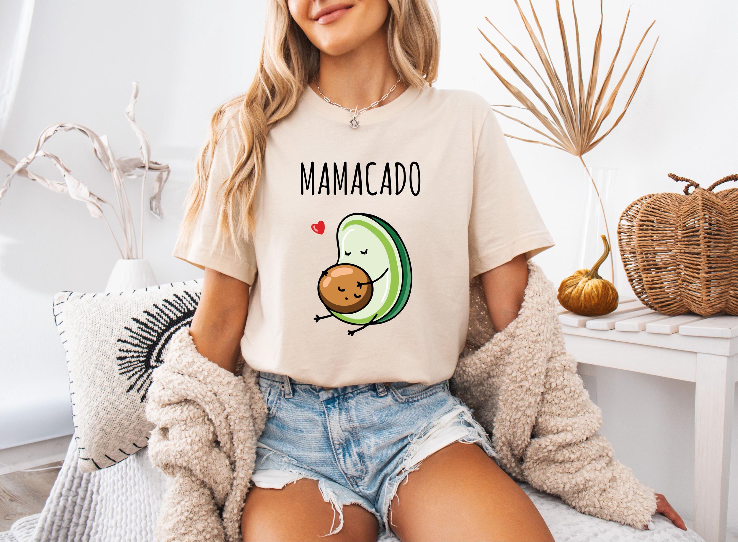Mamacado T-Shirt | Pregnancy Announcement Shirt | Baby Announcement T-Shirt | Funny Gift for Expectant Mothers | Baby Shower Shirt