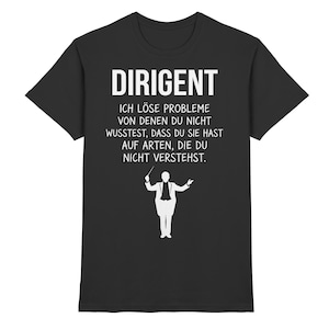 Könnte beinhalten: Schwarzes T-Shirt mit weißem Text "DIRIGENT" über einem längeren Zitat auf Deutsch. Darunter eine weiße Silhouette eines Dirigenten mit Taktstock. Das Shirt hat einen Rundhalsausschnitt.