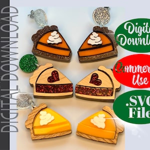 Può includere: Quattro paia di orecchini in legno tagliati al laser a forma di fette di torta. Gli orecchini presentano diversi design, tra cui torta di zucca, torta di ciliegie e torta di noci pecan. Gli orecchini sono decorati con glitter e hanno un design a forma di cuore sulla crosta.