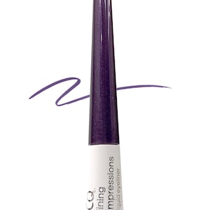 Peut inclure: Un eye-liner liquide violet avec une finition paillet&eacute;e. Le flacon est &eacute;tiquet&eacute; "CO lining impressions liquid eyeliner".