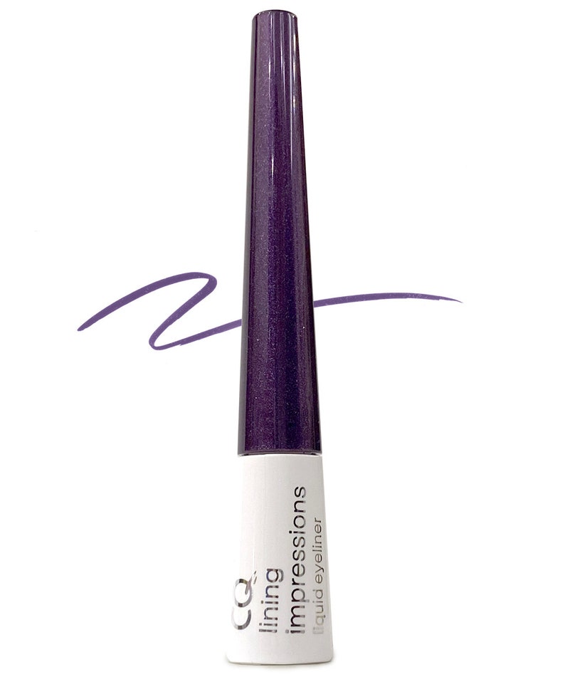 Peut inclure: Un eye-liner liquide violet avec une finition paillet&eacute;e. Le flacon est &eacute;tiquet&eacute; "CO lining impressions liquid eyeliner".