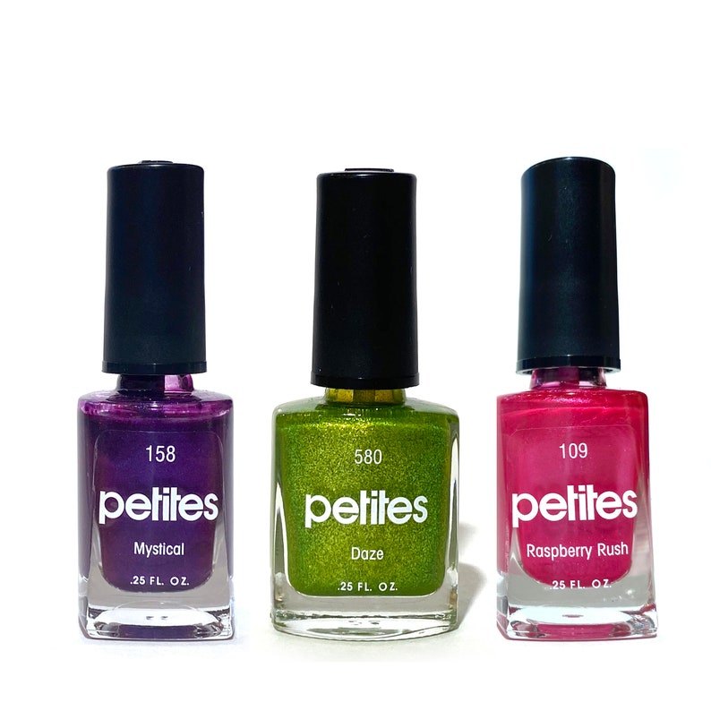 Puede incluir: Tres botellas de esmalte de u&ntilde;as con tapas negras. Las botellas est&aacute;n etiquetadas con "petites" y tienen diferentes colores: morado, verde y rosa. La botella morada est&aacute; etiquetada con "158 Mystical", la botella verde est&aacute; etiquetada con "580 Daze" y la botella rosa est&aacute; etiquetada con "109 Raspberry Rush". Cada botella contiene 0,25 onzas l&iacute;quidas de esmalte de u&ntilde;as.