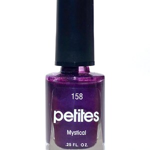 Puede incluir: Una peque&ntilde;a botella de esmalte de u&ntilde;as morado de la marca "petites" con el nombre del color "Mystical". La botella est&aacute; etiquetada con el n&uacute;mero "158" y contiene 0,25 onzas l&iacute;quidas de esmalte.