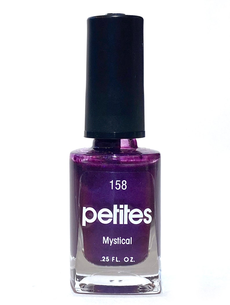 Puede incluir: Una peque&ntilde;a botella de esmalte de u&ntilde;as morado de la marca "petites" con el nombre del color "Mystical". La botella est&aacute; etiquetada con el n&uacute;mero "158" y contiene 0,25 onzas l&iacute;quidas de esmalte.