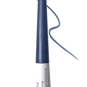 Peut inclure: Un eye-liner liquide argent&eacute; et bleu avec une finition paillet&eacute;e. Le flacon est &eacute;tiquet&eacute; "CQ luminous impressions liquid eyeliner".