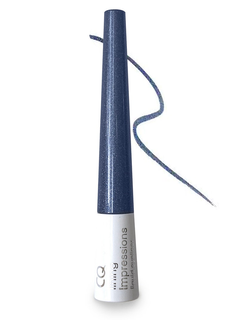 Peut inclure: Un eye-liner liquide argent&eacute; et bleu avec une finition paillet&eacute;e. Le flacon est &eacute;tiquet&eacute; "CQ luminous impressions liquid eyeliner".