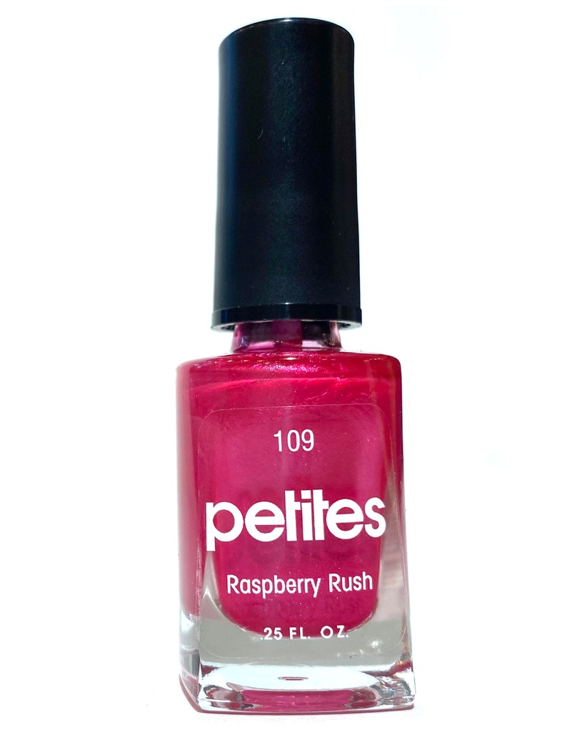 Puede incluir: Una botella de esmalte de u&ntilde;as rosa con una tapa negra. La botella est&aacute; etiquetada con "petites" y "Raspberry Rush" con el n&uacute;mero 109. La botella contiene 0,25 onzas l&iacute;quidas de esmalte de u&ntilde;as.