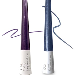 Peut inclure: Deux flacons de liner liquide avec une finition scintillante. Les flacons sont &eacute;tiquet&eacute;s "lining impressions liquid eyeliner" et sont dans les tons violet et bleu.