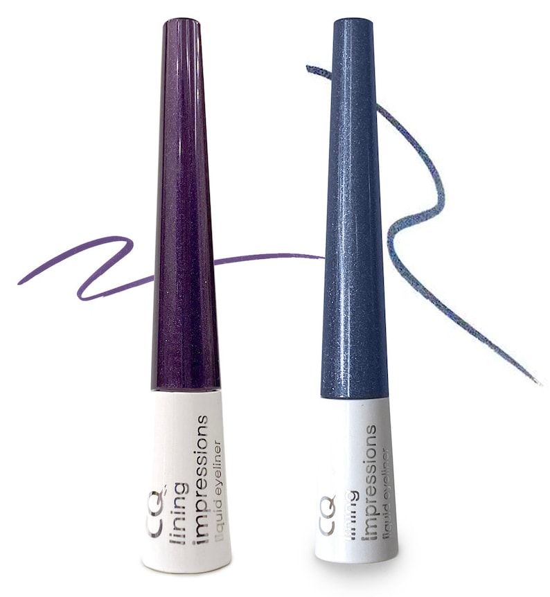Peut inclure: Deux flacons de liner liquide avec une finition scintillante. Les flacons sont &eacute;tiquet&eacute;s "lining impressions liquid eyeliner" et sont dans les tons violet et bleu.