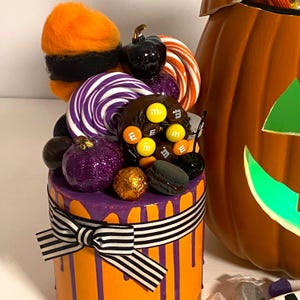Pastel de Halloween único / Dulce morado y naranja de imitación