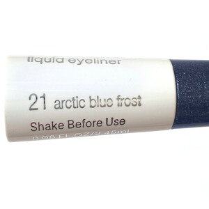 Peut inclure: Un tube blanc de liner liquide avec le texte "liquid eyeliner" et "21 arctic blue frost" imprim&eacute; dessus. Le tube indique &eacute;galement "Shake Before Use" et "0.08 FL. OZ/2.45ml".