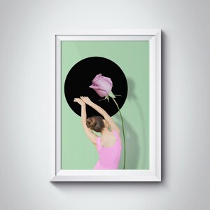 Stampa fotografica che ritrae una donna e un fiore, Il fiore e la donna assumono la stessa posizione, entrano in una magica simbiosi onirica