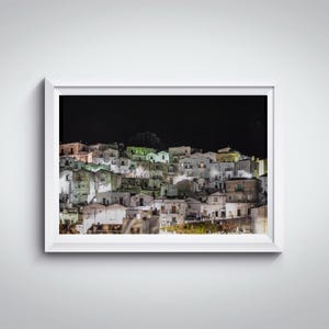 Fotografia scattata di sera della città di Monte Sant'Angelo in Puglia, Fotografia della Puglia, Fotografia di viaggio in Italia