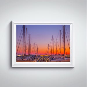 Fotografia di viaggio scattata al tramonto nel porto turistico di Manfredonia in Puglia, Italia. Barche al tramonto in Puglia