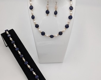 Mid-Century Lapis Lazuli und Perlen Schmuck Set - Handgefertigtes Collier, Armband & Ohrringe - Sterling Silber Vintage-inspiriert