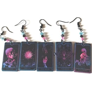 Orecchini con carte dei tarocchi / sfondo nero con neon