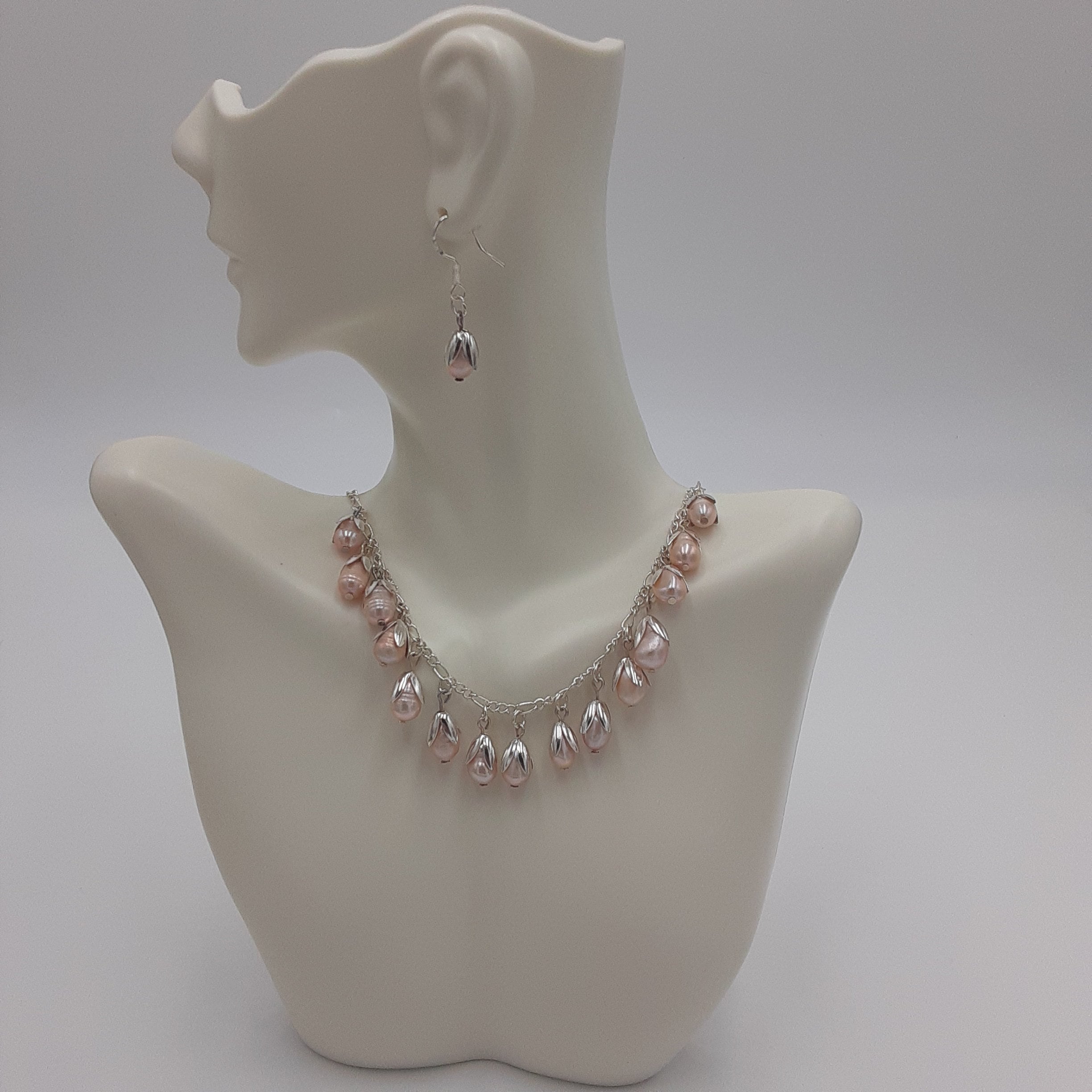 Set de boucles d'oreilles et collier faits main en fausses perles