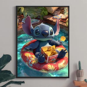 Op de afbeelding: Een ingelijste print met Stitch uit Lilo & Stitch. Het blauwe alien zit in een zwembad, drijvend op een rode, bloemrijke opblaasbare ring, met een doos chips. Het kunstwerk heeft een heldere, cartoonachtige stijl.