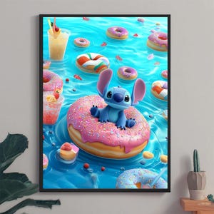 Op de afbeelding: Een ingelijste kunstdruk met een blauw stripfiguur dat op een roze donut met glazuur in een zwembad zit. Andere donuts en drankjes drijven in het water. Het kunstwerk heeft een helder, kleurrijk en speels thema.