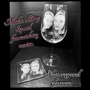Puede incluir: Una copa de vino grabada con una foto y un posavasos a juego. La copa y el posavasos presentan una foto de dos personas. El texto "Mother's Day Special free matching coaster." está escrito en rosa sobre un fondo negro.