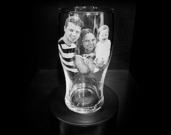 Copo de cerveja personalizado com foto gravada para o Dia dos Pais, à sua escolha, com fotos da família, ideal para presentear com cerveja, uísque, café ou gim.