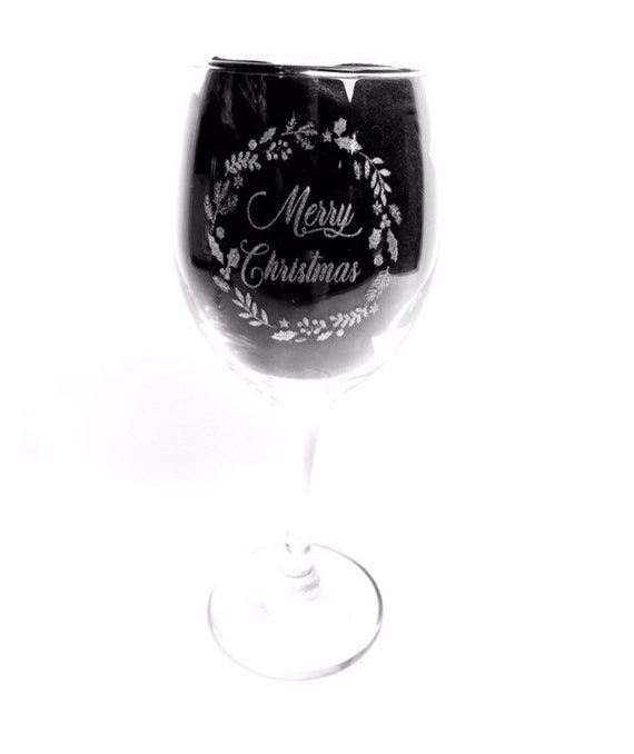 MERRY CHRISTMAS holly wreath quote personalised engraved glass, etched, gift, Wine, pint, whiskey, beer, tankard, gin, vase, champagne
