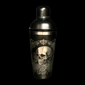 Deluxe Tri Skull & Rose gravierte COCKTAIL SHAKER personalisiert geätzt, Goth, Geschenk, Whisky, Gin, Bar, Rum schwarz, Mixologen Rock Martini Cup Bild 1