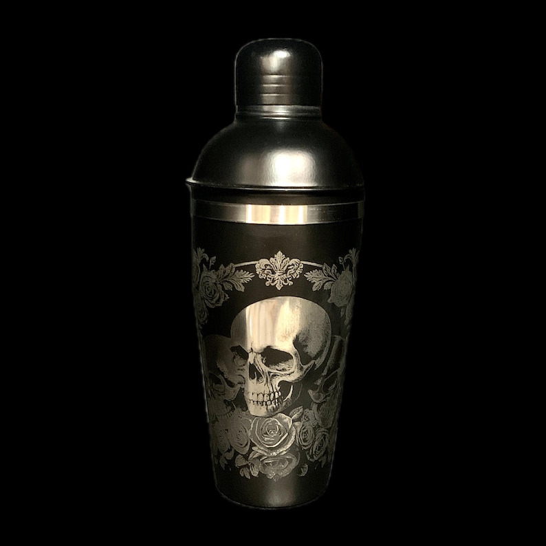 Deluxe Tri Skull & Rose gravierte COCKTAIL SHAKER personalisiert geätzt, Goth, Geschenk, Whisky, Gin, Bar, Rum schwarz, Mixologen Rock Martini Cup Bild 1