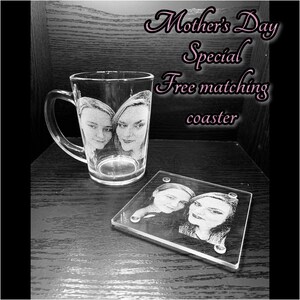Puede incluir: Una taza de vidrio y un posavasos a juego con una foto de dos personas grabadas en el vidrio. La taza tiene un asa y el posavasos es cuadrado. El texto "Mother's Day Special Free matching coaster" está escrito encima de la taza.