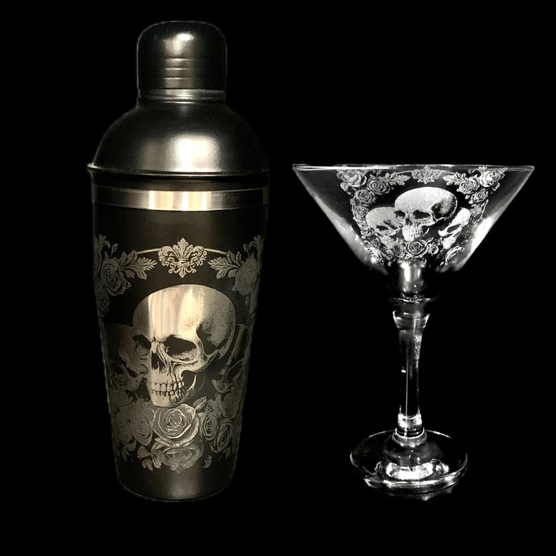 Deluxe Tri Skull & Rose gravierte COCKTAIL SHAKER personalisiert geätzt, Goth, Geschenk, Whisky, Gin, Bar, Rum schwarz, Mixologen Rock Martini Cup Bild 2