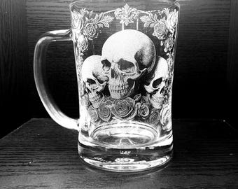 Caneca de cerveja de luxo SKULL & ROSE GRAVADO copo de vidro personalizado gravado presente pint, caneca de gim, dark goth rock, tatuagem, tinta stein ale