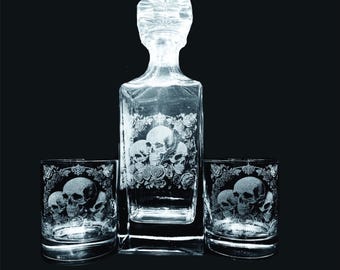 Deluxe SKULL & ROSE GRAVIERTE Glaswaren personalisierte Whiskykaraffe geätztes Glasgeschenkbier, Pint, Krug Gin, dunkler Gothrock, Tattoo, Tinte