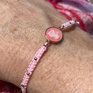 Bracelet femme fin Macramé rose pâle et Camé or rose ange