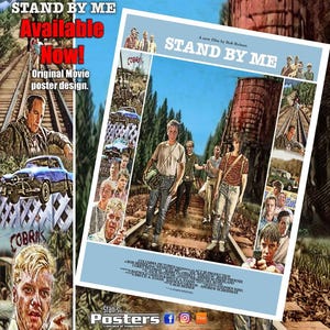 Op de afbeelding: Een filmposter voor "Stand By Me" met de titel van de film in grote witte letters. De poster toont afbeeldingen van de cast die op spoorrails lopen, met de tekst "Available Now!" en "Original Movie poster design."