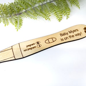 Schwangerschaftstest Ankündigung Geschenk aus Holz | Positive Schwangerschaftstestmitteilung, Schwangerschafts-Foto-Requisite, personalisierte Babymitteilung