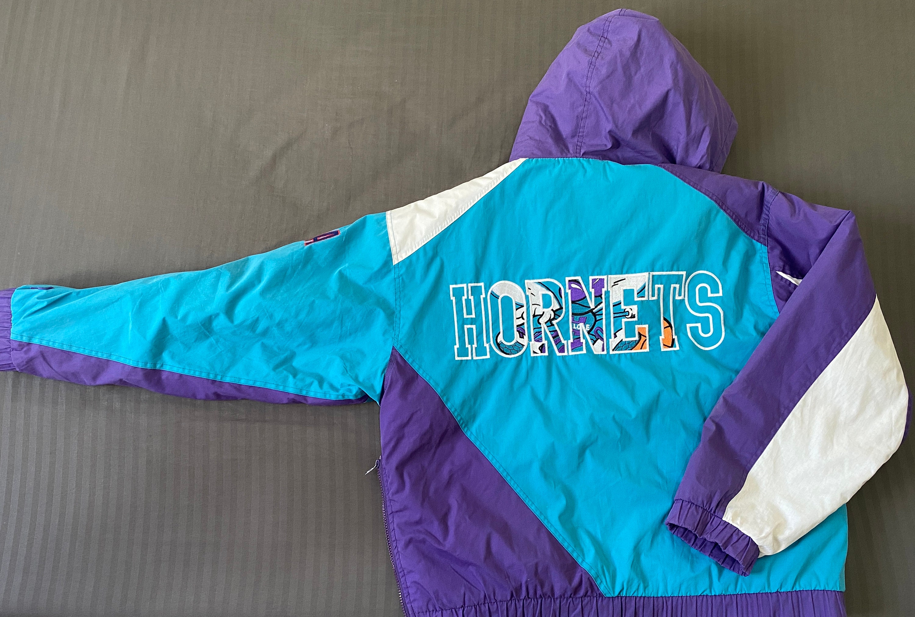 Help an European fan by telling me where i can find this 90s Jackets in S  size? Searched everywhere, found nothing : r/CharlotteHornets