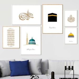 Könnte beinhalten: Satz von sechs Wandbildern mit islamischem Thema, die Kalligraphie, eine Moschee und die Kaaba zeigen. Die Drucke sind in Gold und Schwarz auf weißem Hintergrund.