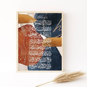 Op de afbeelding: Abstracte kunstprint met een blauw, oranje en gouden kleurenschema. De print bevat Arabische kalligrafie in wit, met de tekst "Bismillahir Rahmanir Rahim".