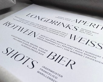 Może przedstawiać: Białe menu z czarnym tekstem, na którym wymieniono różne rodzaje napojów, w tym long drinki, aperitify, wina białe, wina czerwone, piwa i shoty. Menu zawiera konkretne nazwy napojów, takie jak Aperol Spritz, Moscow Mule, Gin Tonic i Jacky Cola.