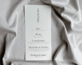 Könnte beinhalten: Eine weiße Speisekarte mit der Überschrift "GETRÄNKE" in schwarzer Schrift. Die Speisekarte listet verschiedene Getränkeoptionen auf, darunter Bier, Wein, Longdrinks, alkoholfreie Getränke und Heißgetränke.