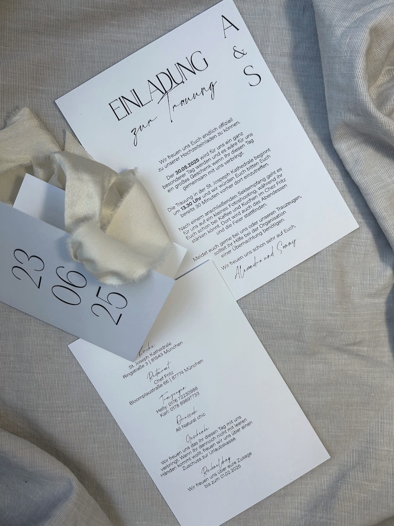Edle Hochzeitseinladungskarte auf Kraftpapier mit Satinband Bild 3