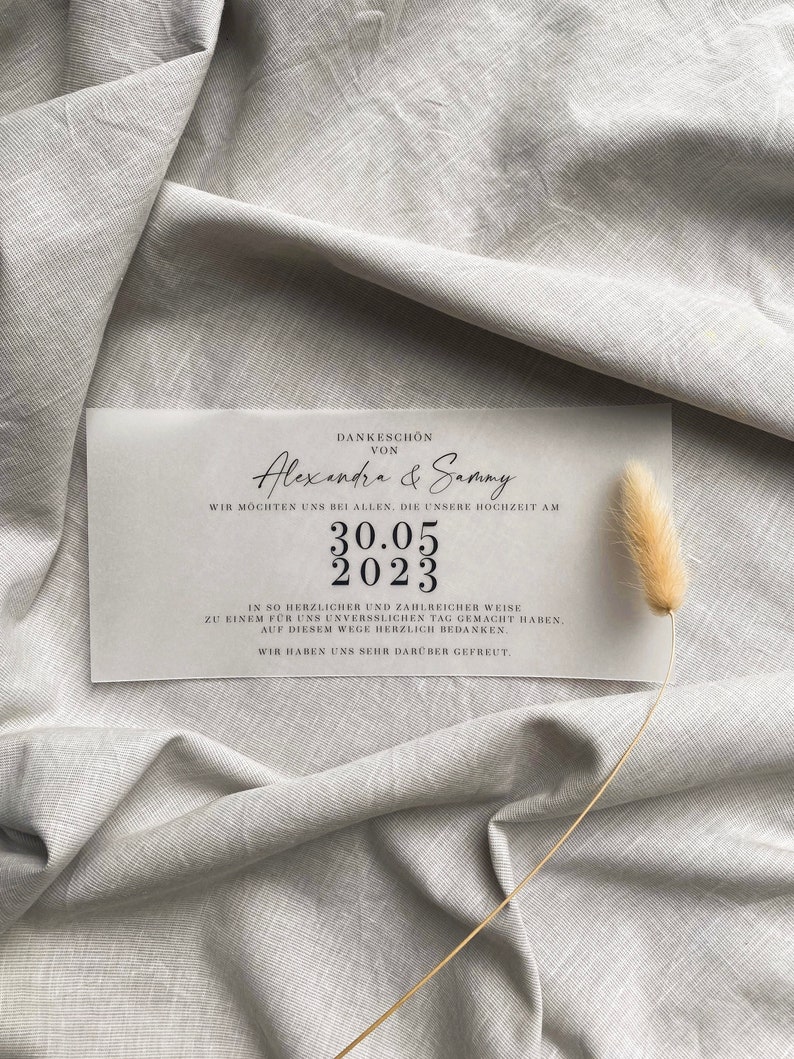 Może przedstawiać: Biała kartka z czarnym tekstem, kt&oacute;ry brzmi "Dankesch&ouml;n von Alexandra & Sammy" i "Wir m&ouml;chten uns bei allen, die unsere Hochzeit am 30.05.2023 in so herzlicher und zahlreicher Weise zu einem f&uuml;r uns unvergesslichen Tag gemacht haben. Auf diesem Wege herzlich bedanken. Wir haben uns sehr dar&uuml;ber gefreut."