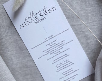 Könnte beinhalten: Eine Hochzeitsmenükarte mit weißem Hintergrund und schwarzem Text. Das Menü listet die Speisen auf, die auf der Hochzeitsfeier serviert werden, darunter eine Auswahl an Salaten, Wraps, Pasta und Fleisch. Das Menü enthält auch einen Dessertteil mit Optionen wie Crème brûlée und Obstsalat.