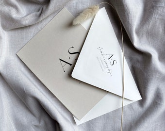 Pode incluir: Um envelope branco com um cartão bege dentro. O envelope tem o texto "A.S.  It wouldn't be the same day..." impresso nele. O cartão tem o texto "A.S." impresso nele.