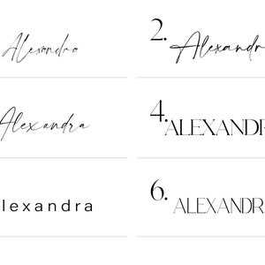 Puede incluir: Seis variaciones diferentes del nombre "Alexandra" escritas en diferentes estilos. Las dos primeras est&aacute;n escritas a mano en cursiva, las dos siguientes en may&uacute;sculas y las dos &uacute;ltimas en una fuente est&aacute;ndar.