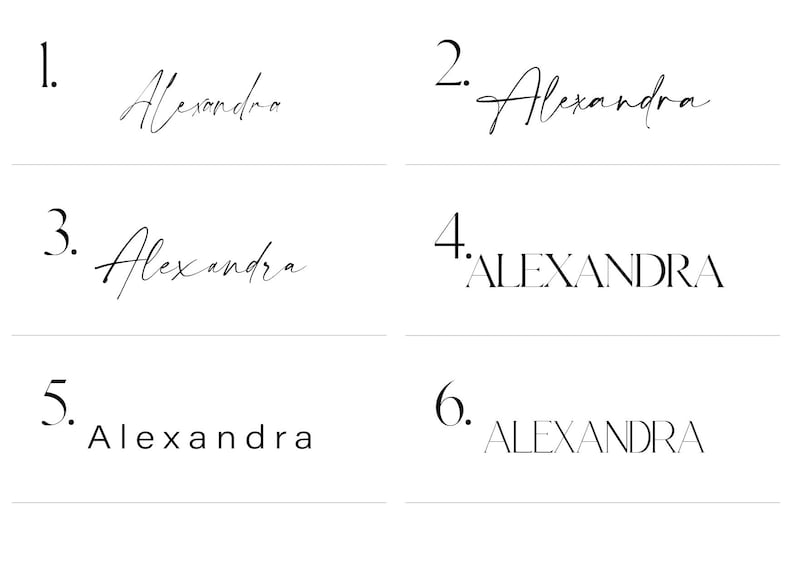 Puede incluir: Seis variaciones diferentes del nombre "Alexandra" escritas en diferentes estilos. Las dos primeras est&aacute;n escritas a mano en cursiva, las dos siguientes en may&uacute;sculas y las dos &uacute;ltimas en una fuente est&aacute;ndar.