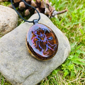 手作りのブルー ホログラフィック グレイトフル デッド ペンダント - 手作りのバーチ ダンシング ベア ネックレス - ヘディ ウッド フェスティバル ペンダント